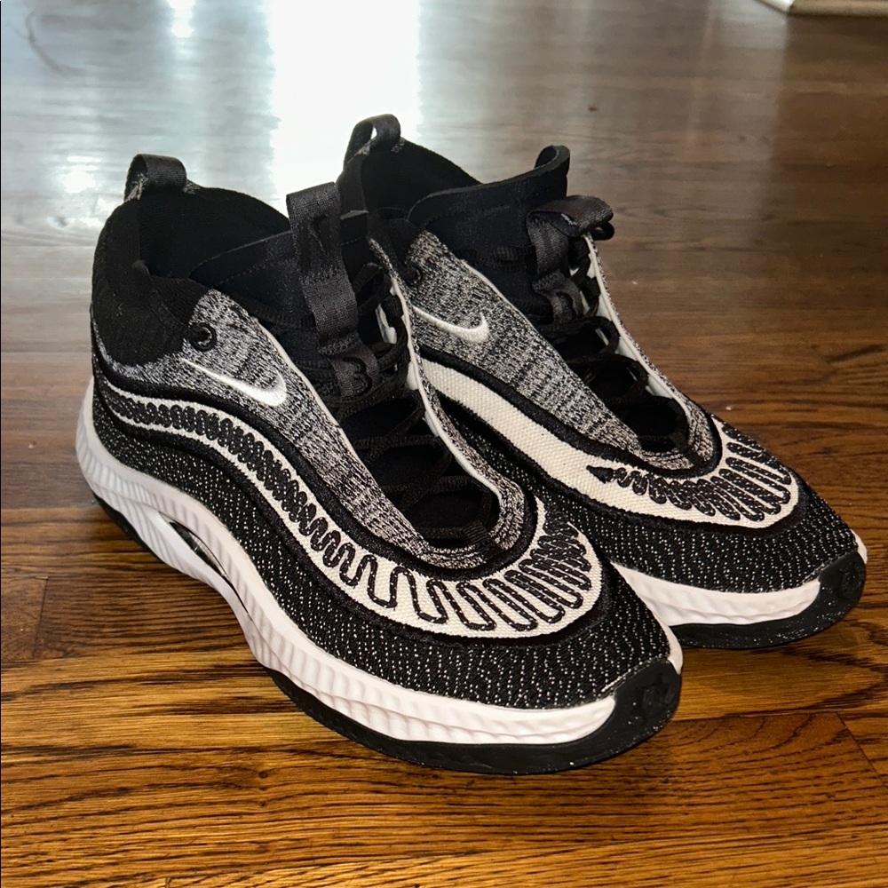Nike Men’s Black and White Knit Performance Wear Athletic Sneakers